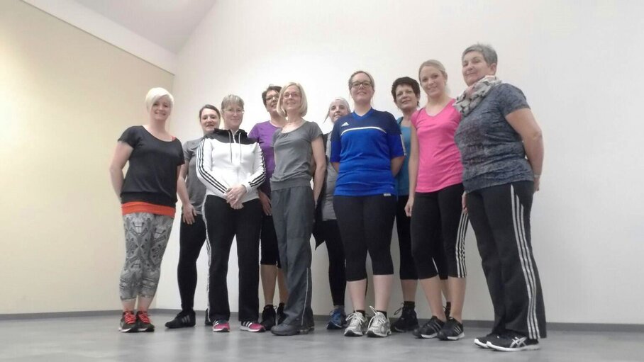 Aerobic-Gruppe beim Training in der Sporthalle