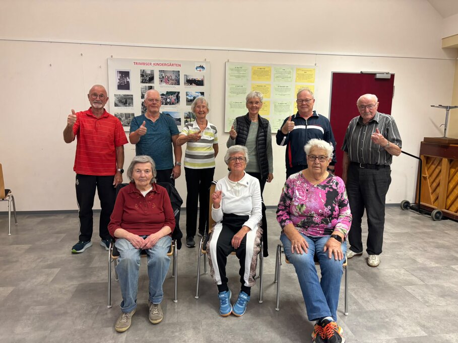Seniorengruppe bei leichten Gymnastikübungen
