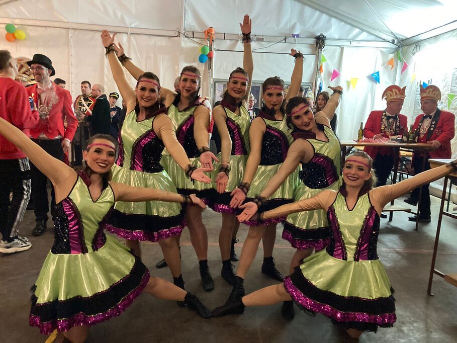 Tanzgruppe bei einem Auftritt auf der Bühne