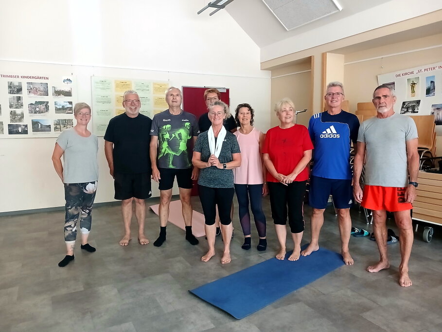 Teilnehmerinnen beim Pilates-Training auf Matten