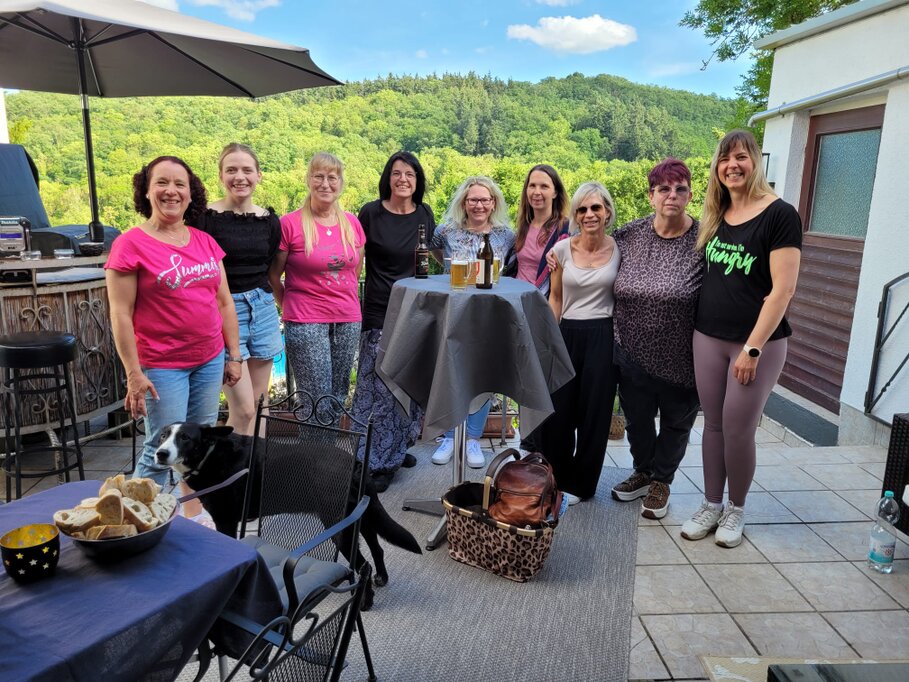 Zumba-Kurs mit vielen tanzenden Teilnehmern